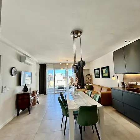 Guest house Luxury Private & St Julians - Shared *