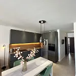Luxury Private & St Julians - Shared Guest house